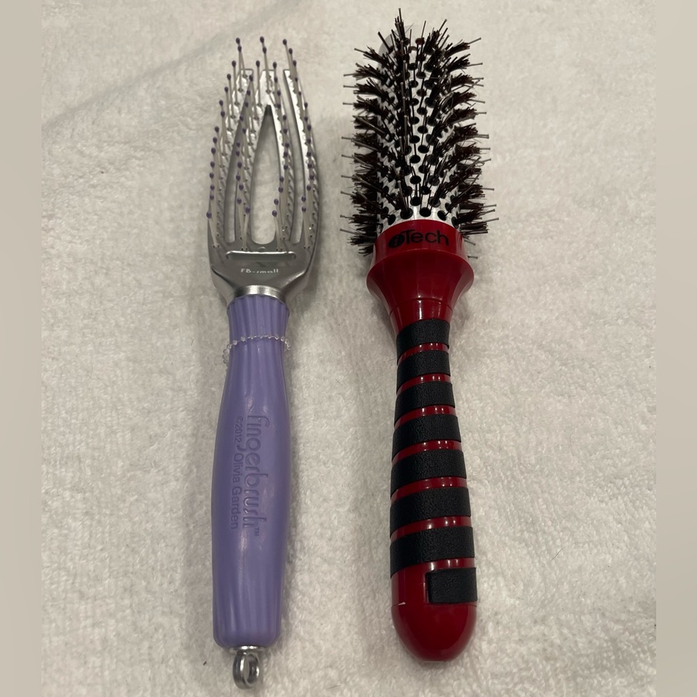 Professional hairstyling brushes
